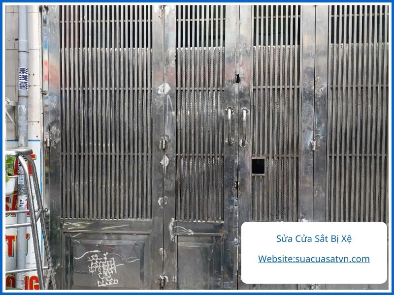 Sửa Cửa Sắt Bị Xệ, Cong Vênh Đóng Mở Khó