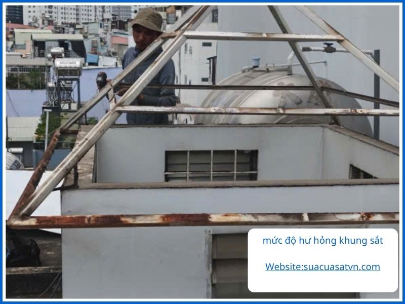 Nhìn hiện trạng để xác định cửa, khung sắt đang hỏng ở mức nào