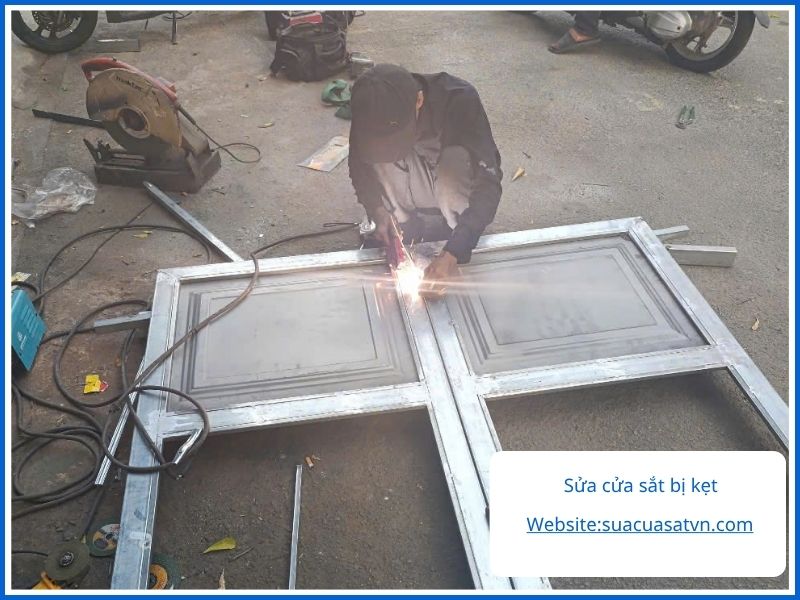 Dịch vụ sửa cửa sắt Tân Bình uy tín, chuyên nghiệp
