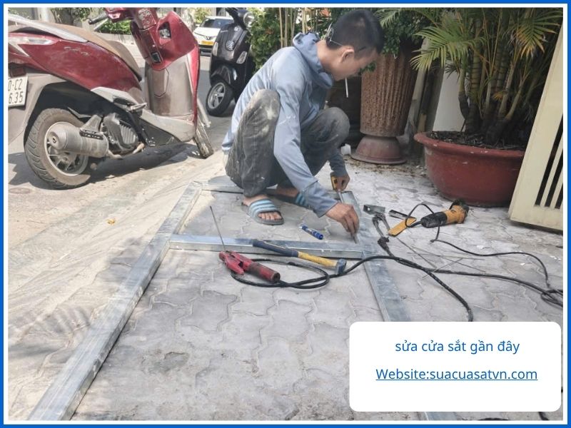 Bảng báo giá sửa cửa sắt Hóc Môn mới nhất 2024