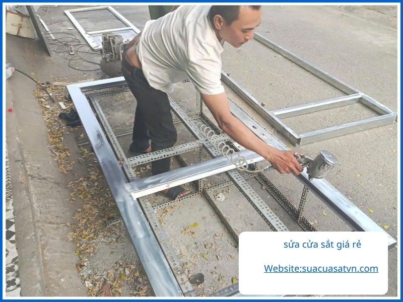 Nhu cầu sửa cửa sắt Hóc Môn tại nhà hiện nay