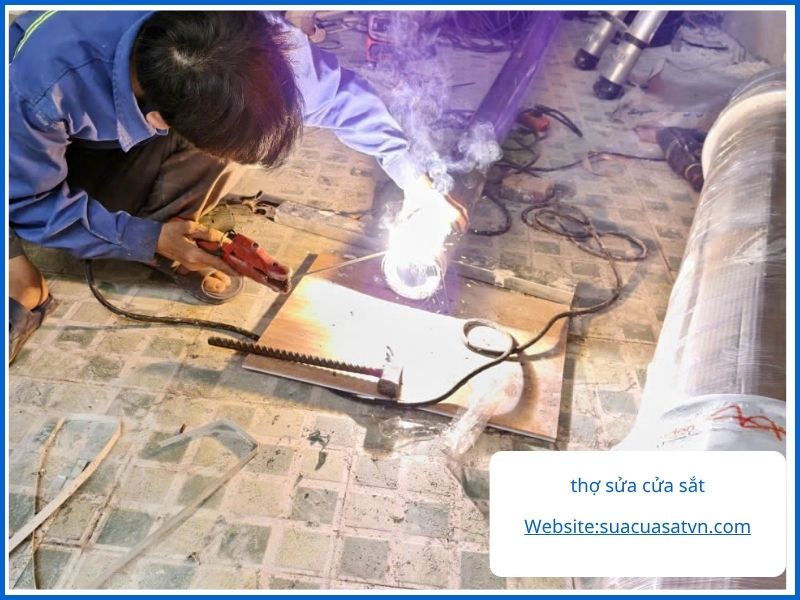 Bảng giá sửa cửa sắt Nhà Bè mới nhất [Cập nhật 2026]