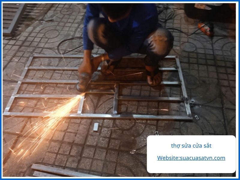Mẹo bảo quản cửa sắt bền đẹp qua mùa mưa Sài Gòn